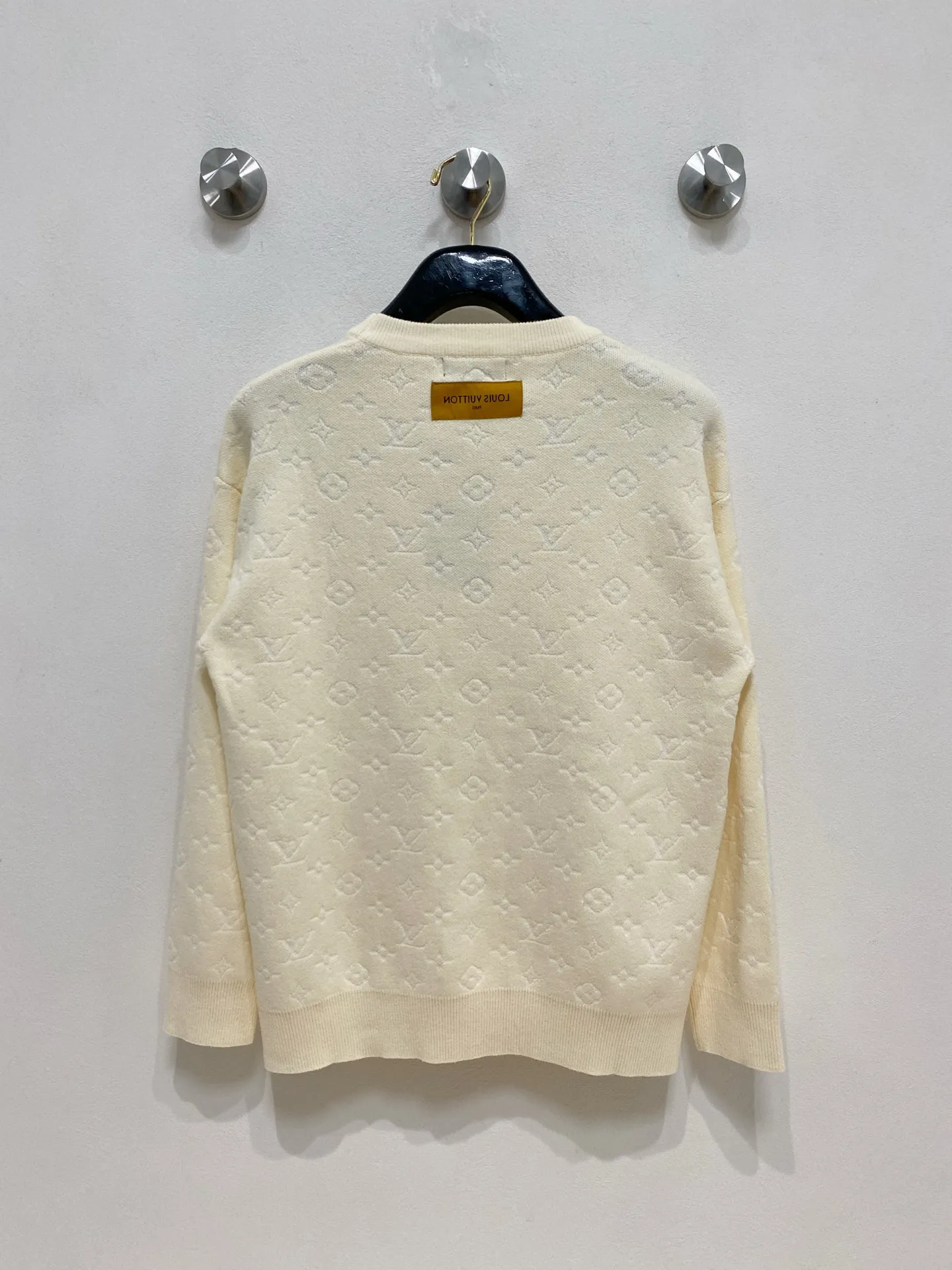 🅿️440 LV 2025 new wool blended round neck long sleeve sweater cardigan bottoming sweater, high-end version! The custom-made fabrics at the counter are highly breathable and comfortable, with impeccable details and brand element design concepts, reflecting high quality. It feels delicate and soft! It presents a casual cut and the upper body shape is great! 🐉Code size: M-3XL